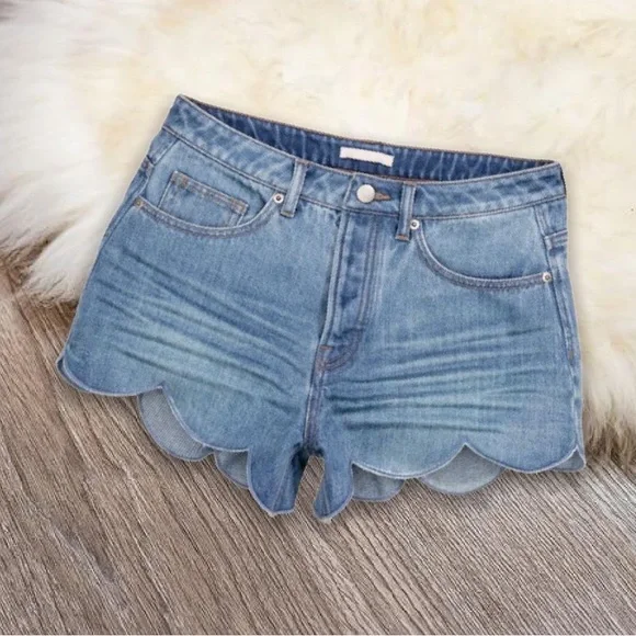 H&M Woman’s Light Blue Scallop-Hem Low Waist Denim Shorts Size: 8 - Picture 2 of 12